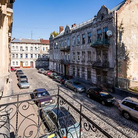 в центрі з дизайнерським ремонтом * Lviv
